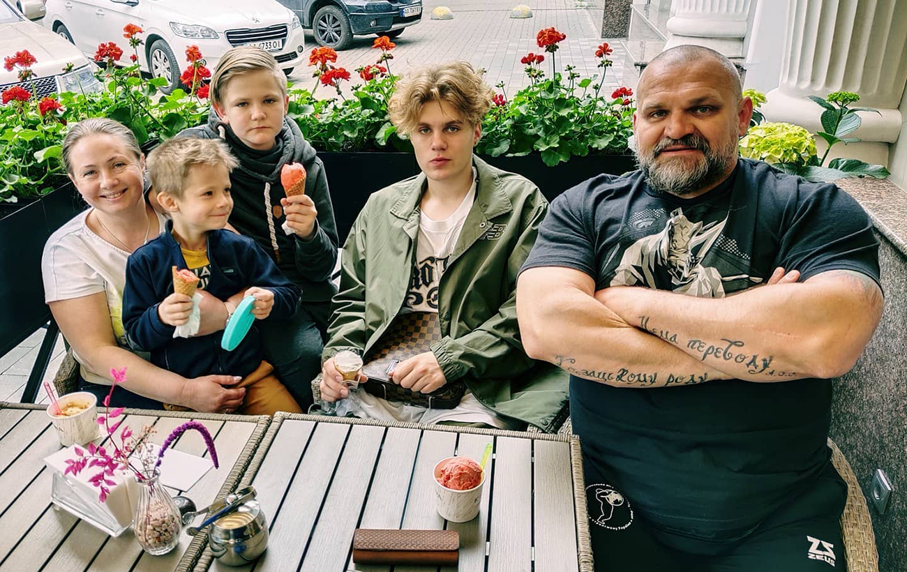 Василий Вирастюк после 15 лет брака со скандалом разводится с женой